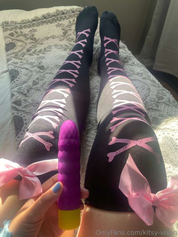 ***Vibrator Farts***  I am feeling SOO horny and gassy right..