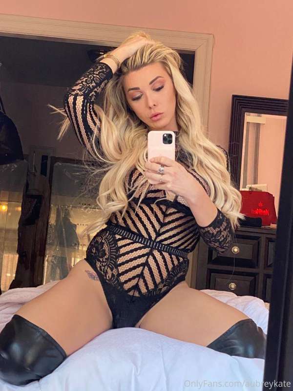 Do you have a color of lingerie that you prefer me in? ❤️🧡💛💚..