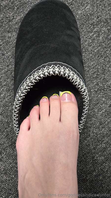 Sniff my stinky toes right out of my sweaty slippers 🤣😏🫠Brou.. 1