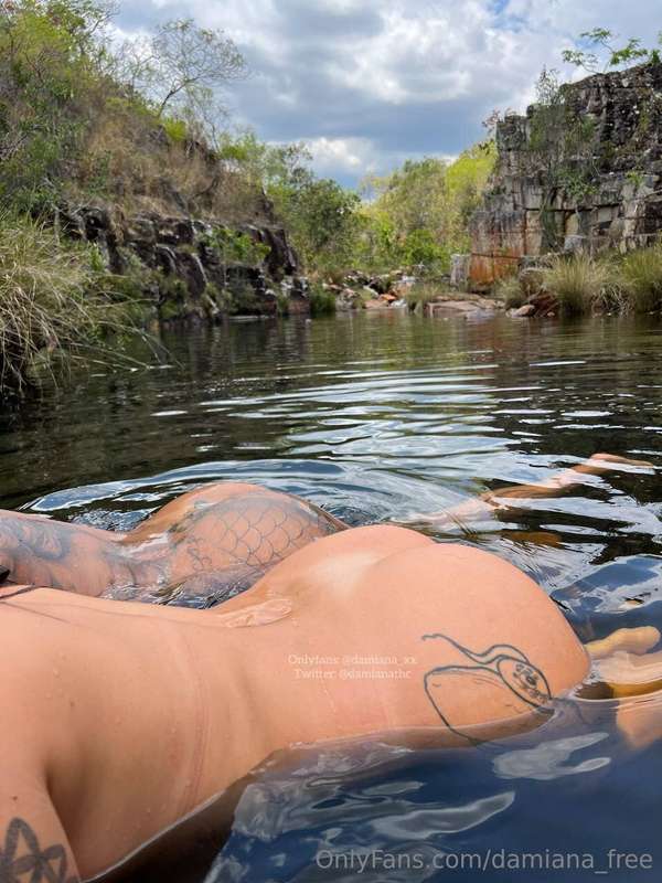 Acha mesmo que eu fui aproveitar essa cachoeira sozinha? 😌 C..
