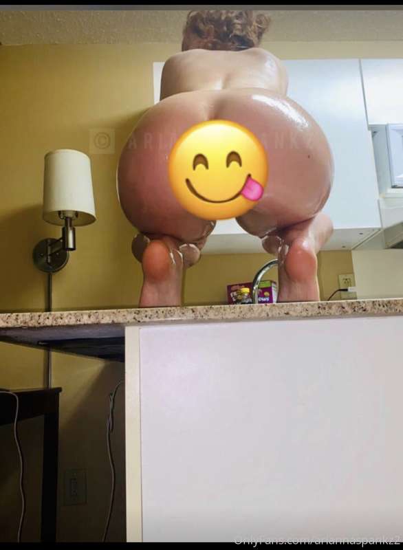 Heyy baby send me a $5 tip if you wanna see the full photo s.. 1