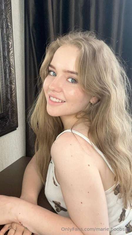 ## 😍@amelliaaa She’s a sweet innocent sex lover who just tur..