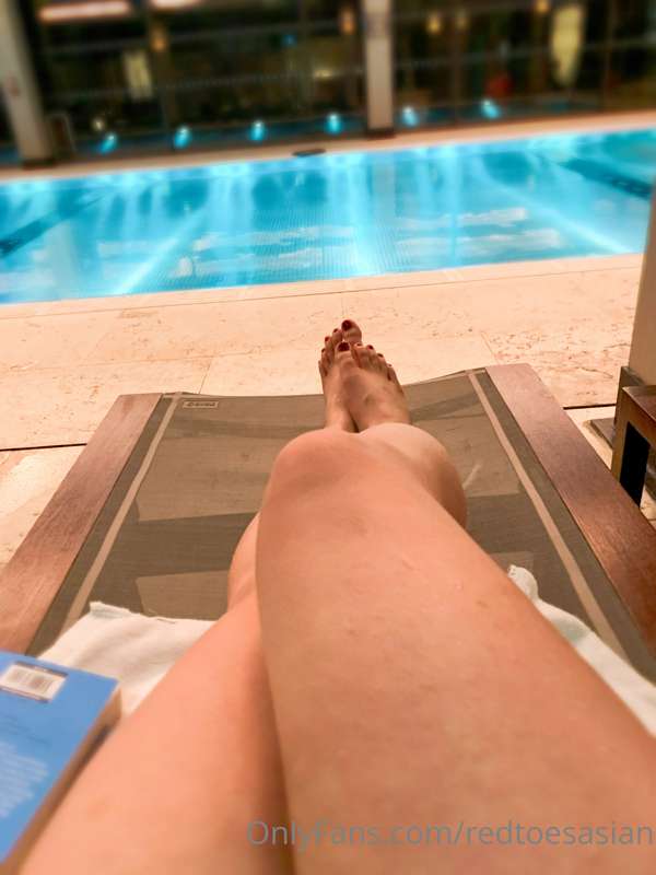 6am at the pool 🧘🏻‍♀️