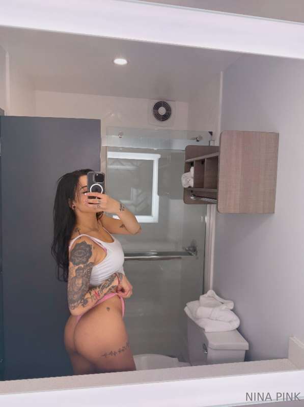 Tip if you would eat my asss daddy 😋& I’ll send you a bare p..