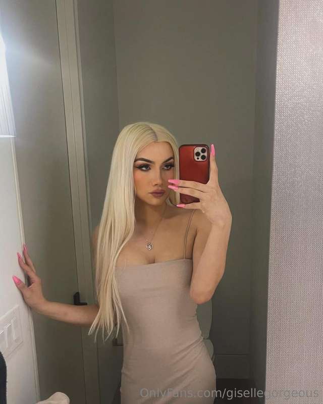 You like blondes huh? 😏