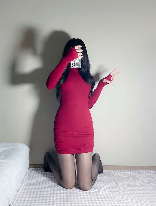 Bodycon dress and black pantyhose🖤