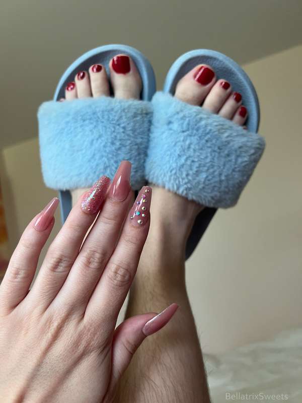 painted toes and press on nails, feeling so feminine 