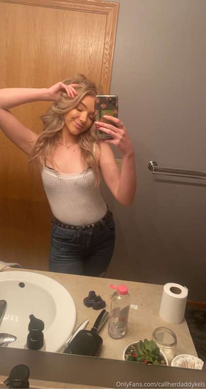 in @callhersierra ‘s bathroom🤪🤪🤪 2