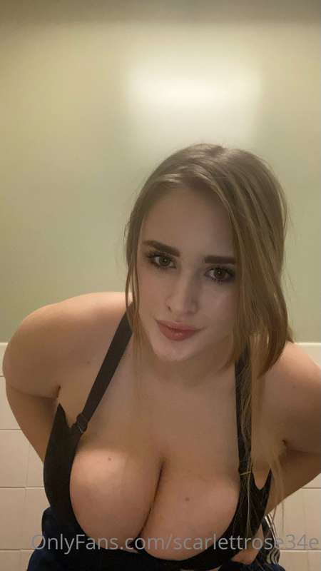Come put your cock in between these busting tits 🥵🥵