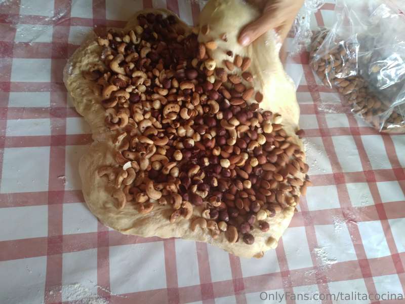 El bollo duplicó el volumen ahora mira cómo agregar los frut.. 3