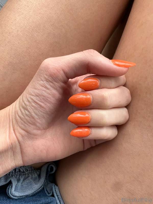 Loving my new orange manicure 🧡 2
