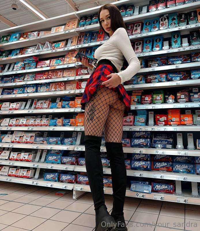 Oh, why are you spying on me in the store?😜😜😜