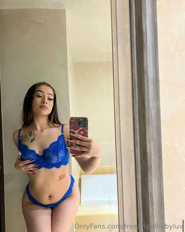 Staying in tonight! Wanna text? 🙈