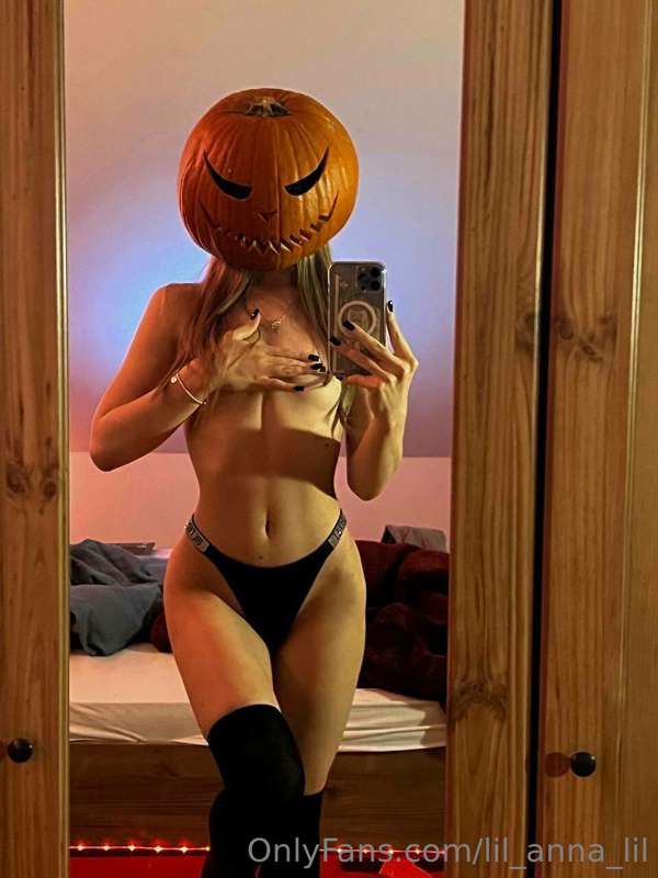 Which one you choose ? 🎃❤️‍🔥