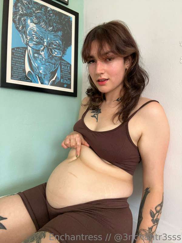 Mmm I love how my belly looks in an athletic set 4