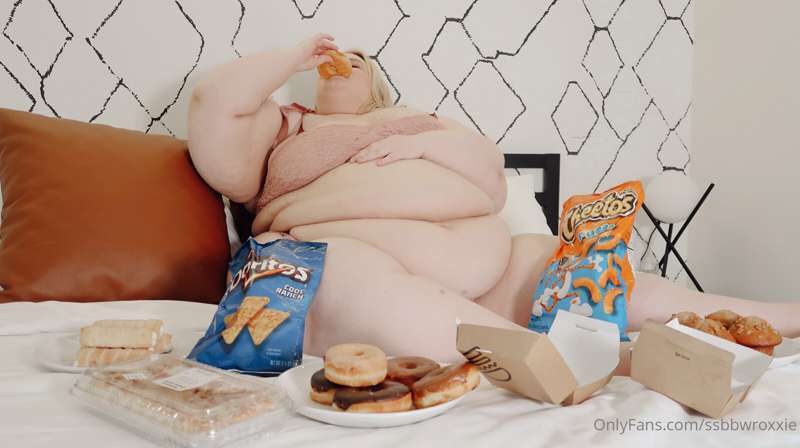 Pigging out on my favorite snacks 🐷 🐖 🐽 

Video coming soon .. 7