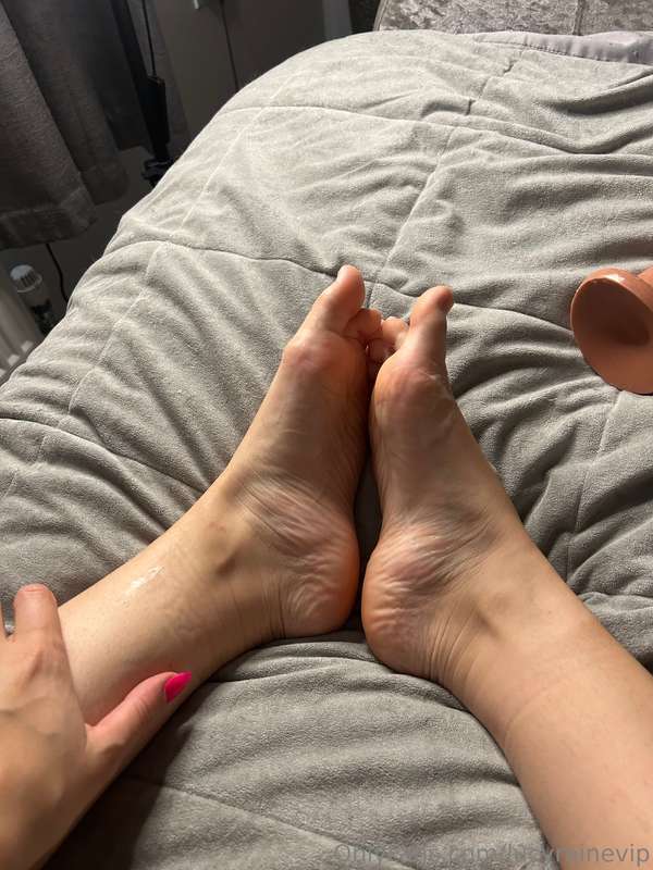 Cum on my feet baby 💦  1