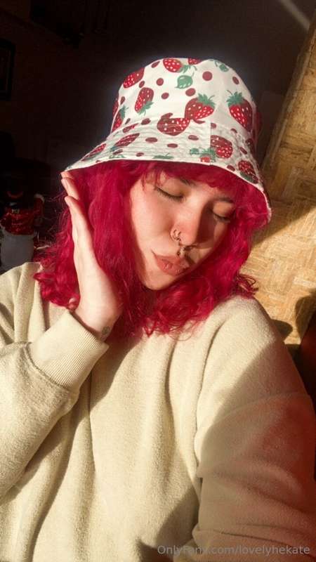 Are you into pink hair girls? 🩷