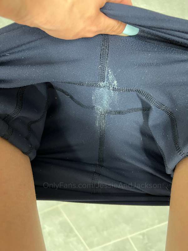 **Sweaty gym pussy**
Wearing no panties to the gym gets mess..