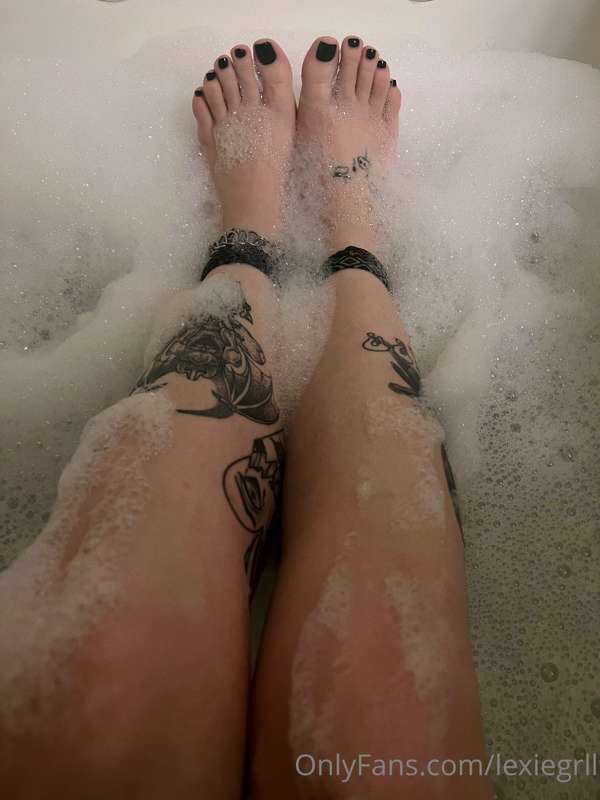 Nice way to end my first day of vacation 🖤 just need someone.. 1