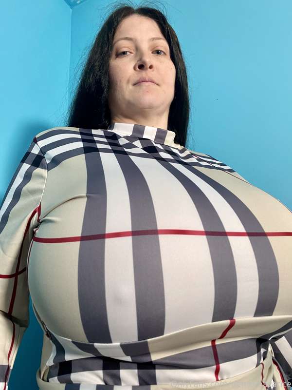Not a comparison here, just a dress from a fan! Looks pretty.. 6