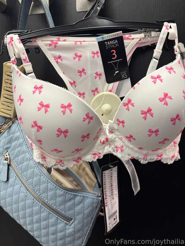 Me love shopping 🛍️ 🎀 1