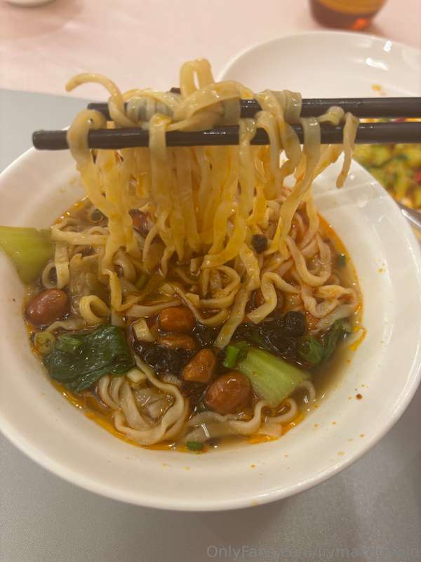 Biiiiiig noodle gal