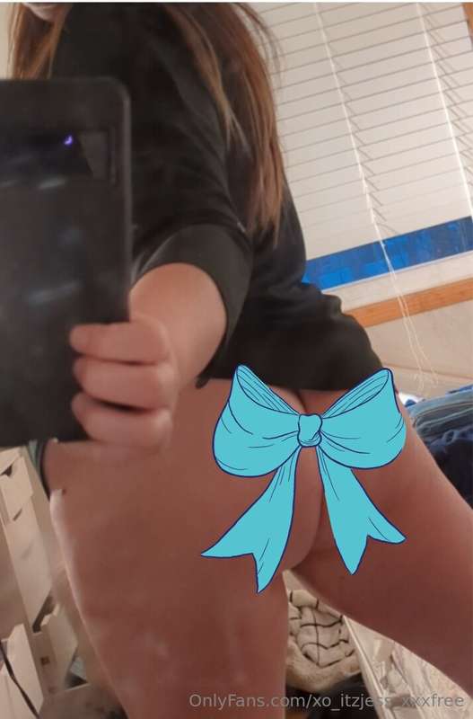 Booty Pic Collection for sale! 
5 pics & short booty jigglin..