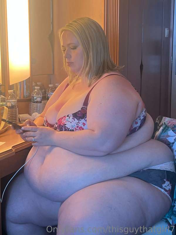Check out these candid shotz of Britt putting on her makeup!.. 11