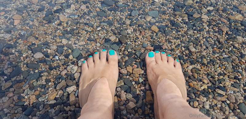 My feet are very clean, do you want to stain them?Tengo los ..
