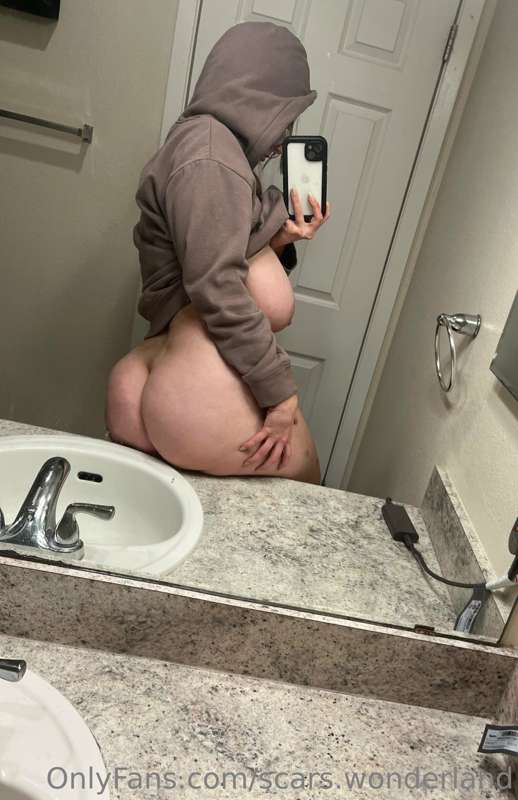Imagine if I sent you dirty snaps while you’re at work ;) 2