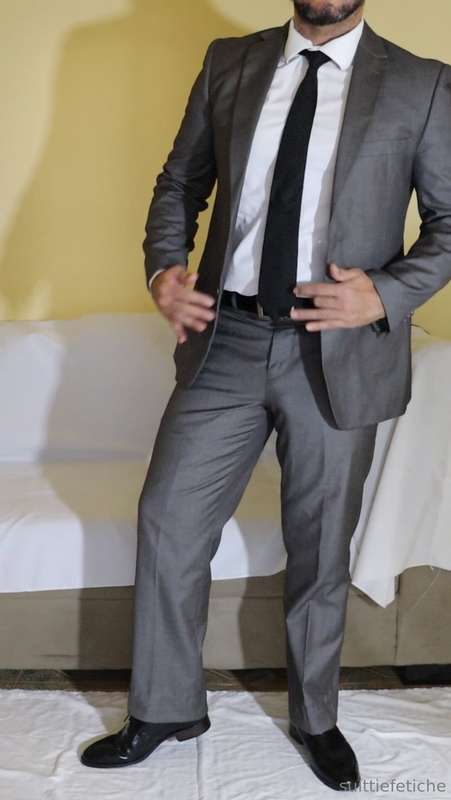 Quem gosta de gozar vendo um homem de terno? 24