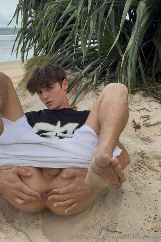 Stretching my hole and playing with myself at the beach! 😮‍💨..