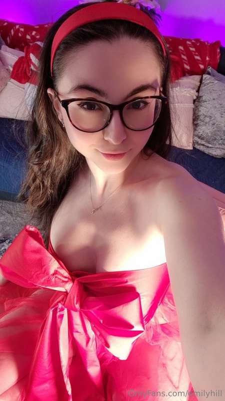 I'm live rn 🥰 https://allmylinks.com/emilyhill 2