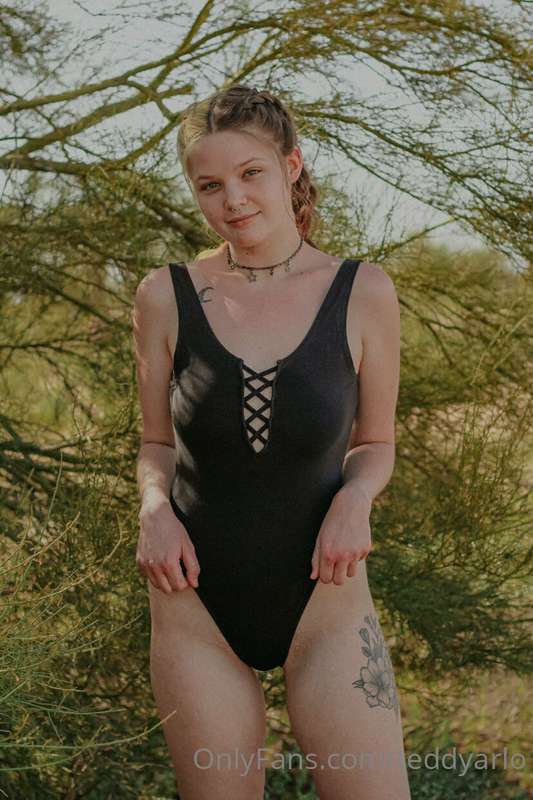 girl in black 🖤 1