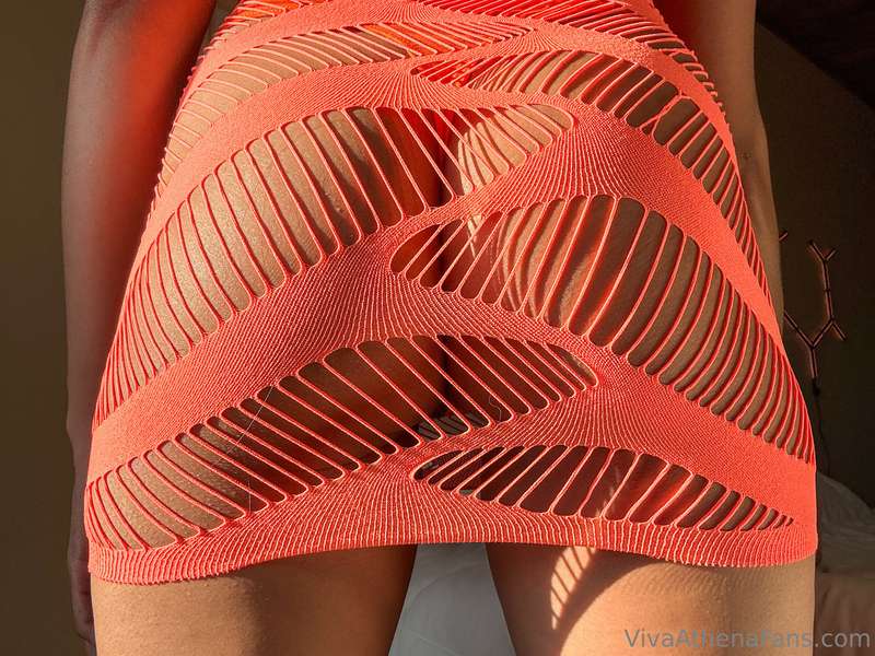 revealing a peachy buns 🍑🧡