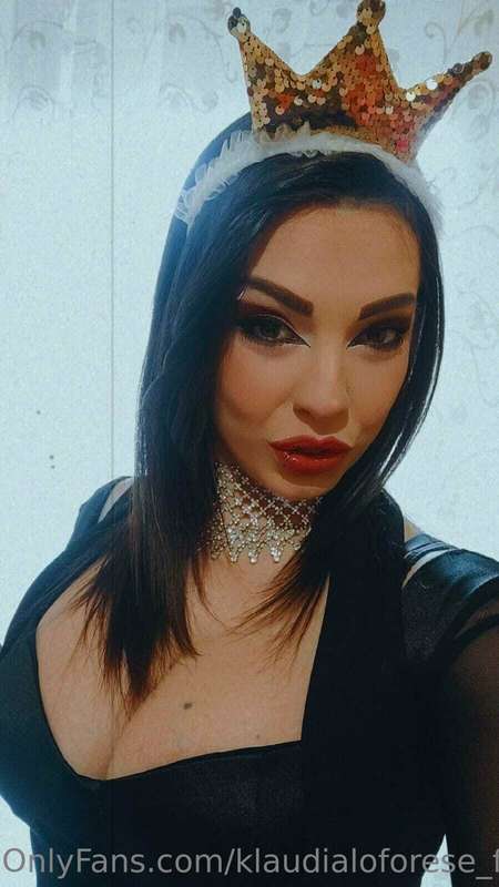 Chi ha voglia di contenuti l?😎😎😎  Vi aspetto online su OF 💙🤍..