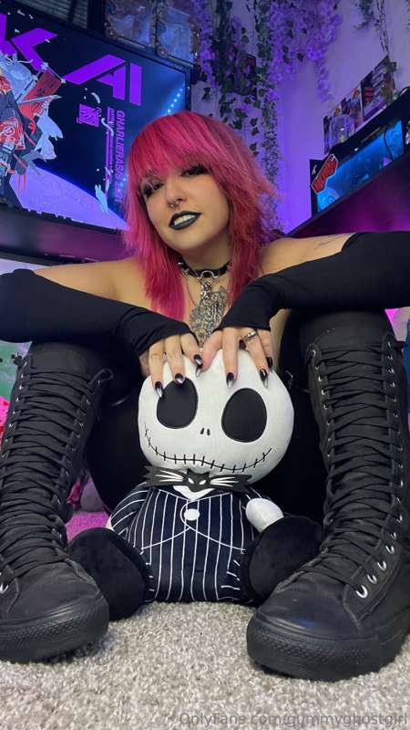 There’s so much of me to worship, where would you start? 😉🖤 9
