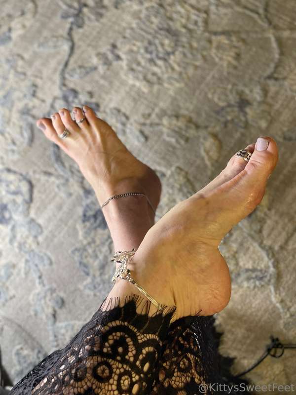 I just can’t get enough toe ring. It’s a serious addiction  2