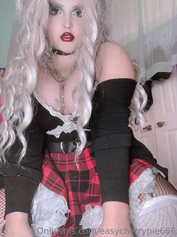 Wanna push up my skirt🥴🖤 11