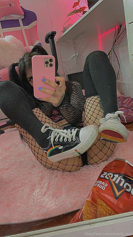 Está nena quiere excitarte, le gusta mucho que la veas con t.. 17