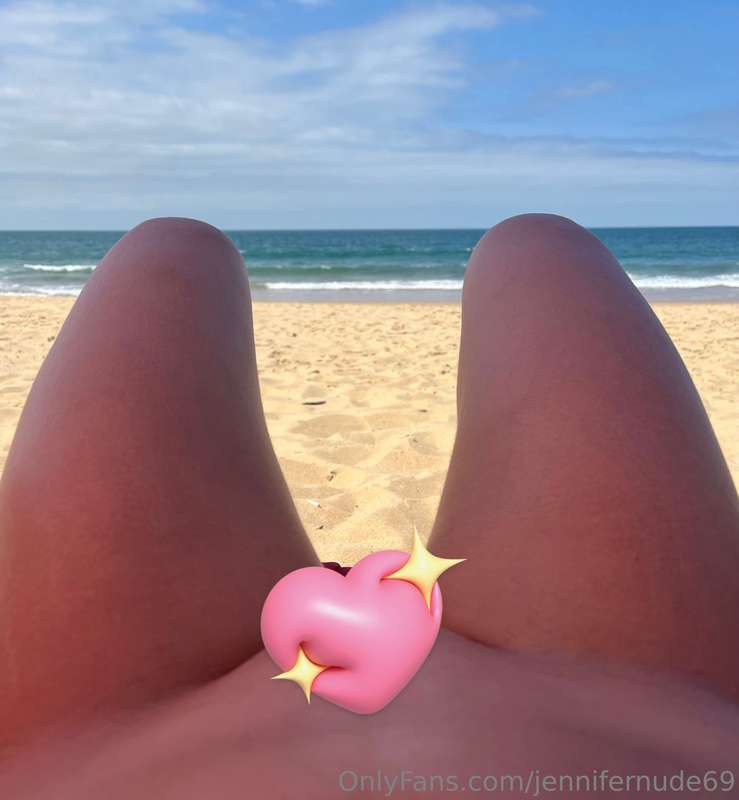 Free on the beach 🔥☀️👅