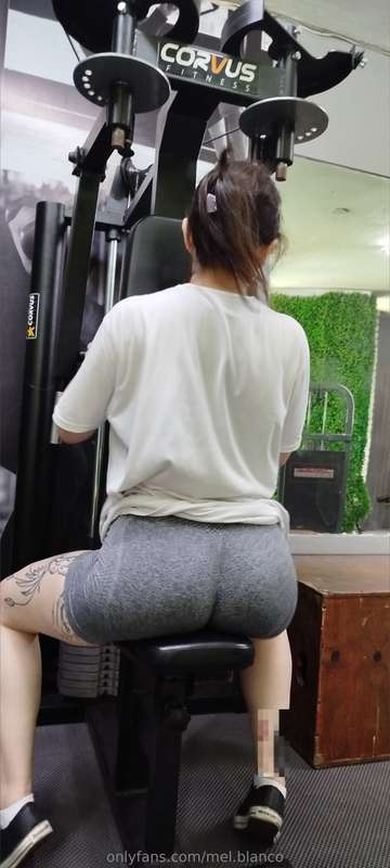 Girls also train their backs 💪🏻 hahaha, not just their legs .. 5