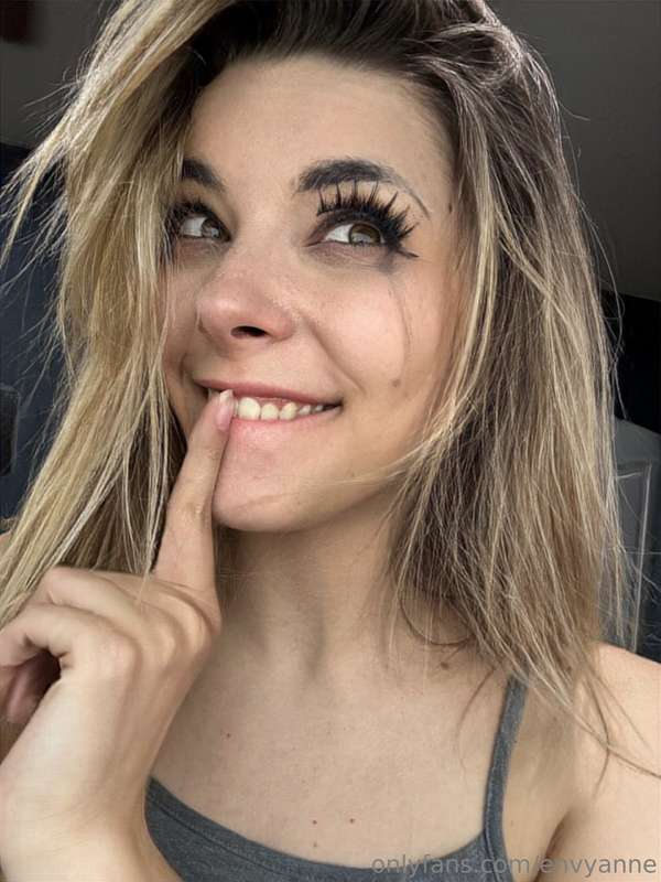 My makeup got a little messed up ;w; I thought it looked kin.. 1