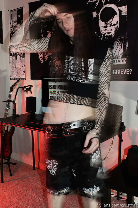Bringing back the croptop + fishnets by popular demand ? (St.. 3