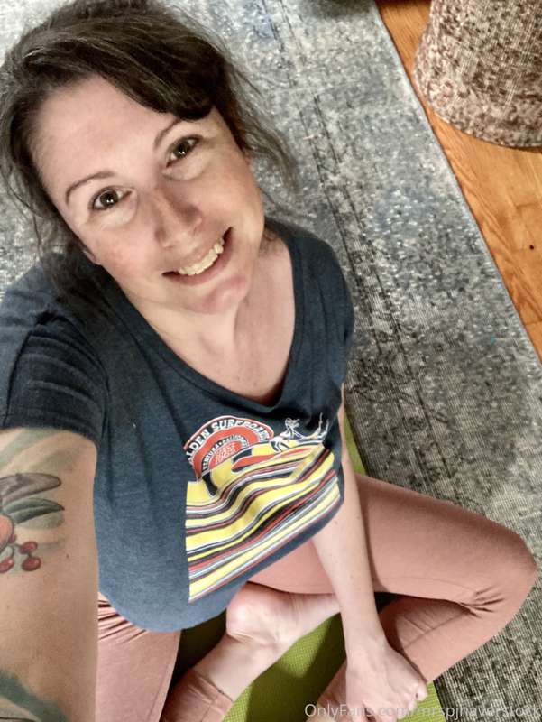 Easy Pilates workout today, no bra needed… ☺️☺️