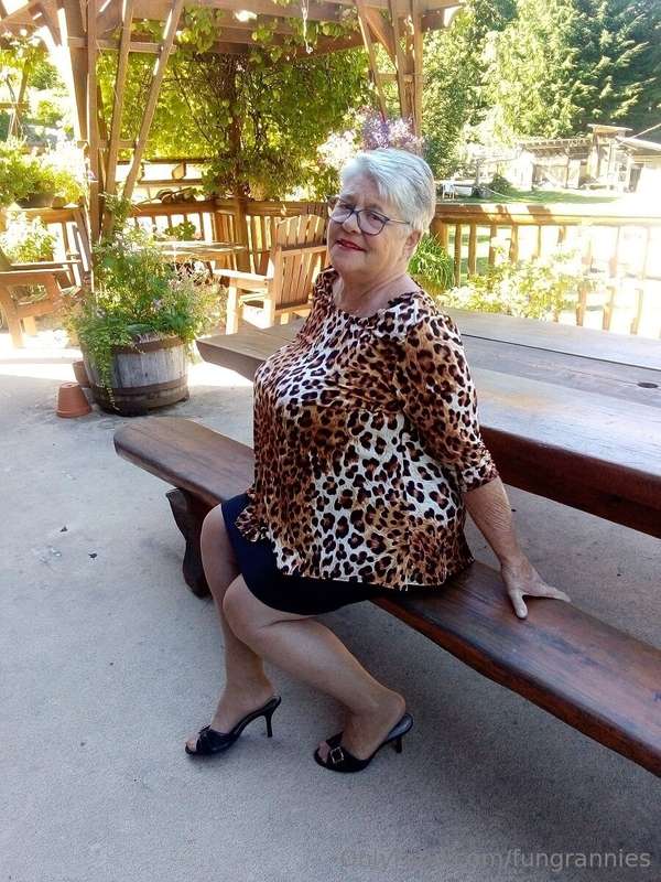 Sexy Girdle goddess in pantyhose and heels. Looking for a hu..