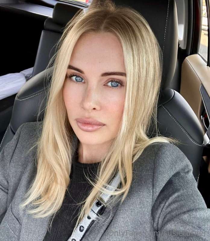 Hi, I'm @the_snow_queen 💎Mommy who will punish you for bad b..