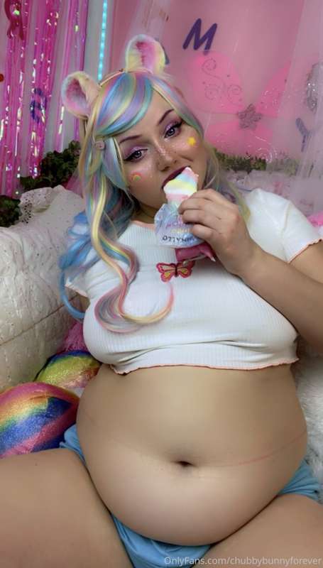 Feeling soo nice and plump 🤤🥵 I want to be at 200lbs this we..