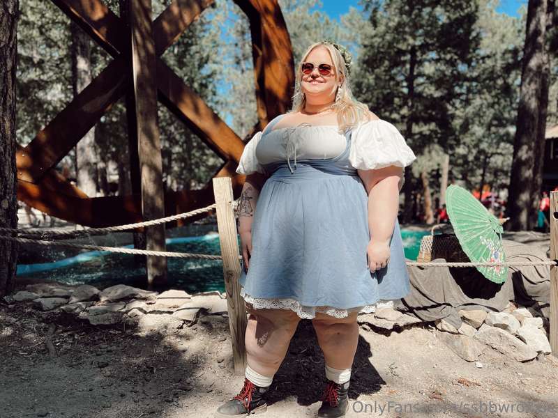 The fattest girl at the renfest 👸🏼 4